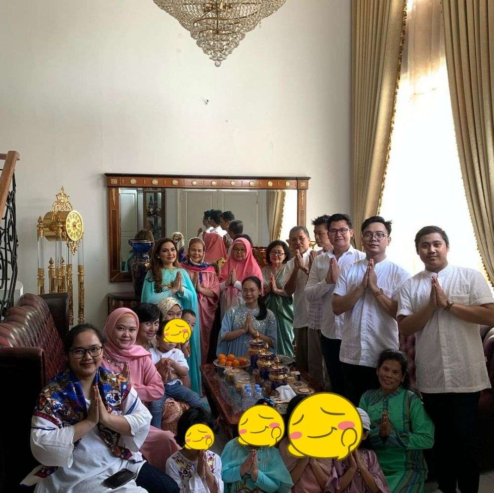 10 Potret Rumah Mewah Nia Daniaty yang Mirip ‘Istana Jawa’, Ternyata Sebelahan dengan Farhat Abbas