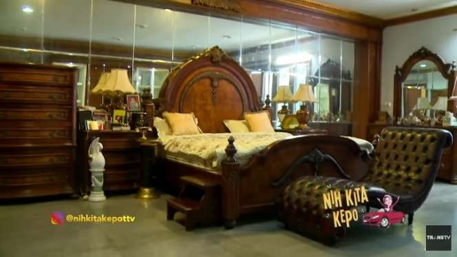 10 Potret Rumah Mewah Nia Daniaty yang Mirip ‘Istana Jawa’, Ternyata Sebelahan dengan Farhat Abbas
