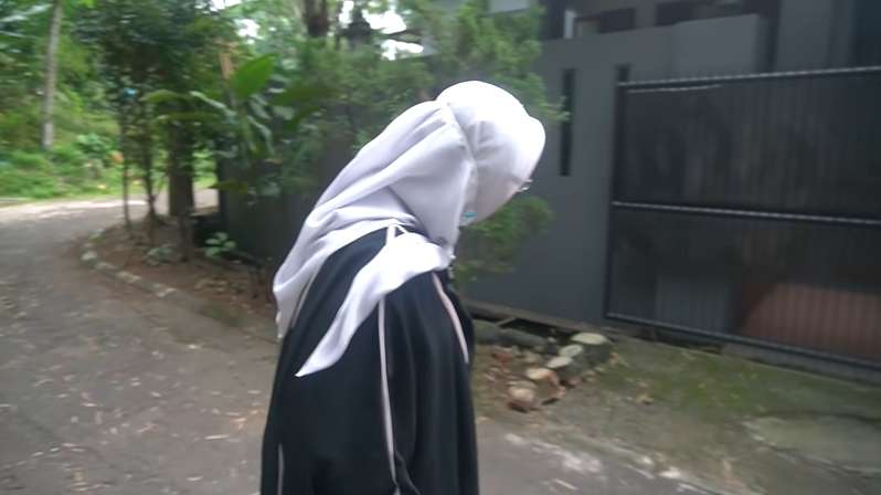 5 Potret Rumah Nani Wijaya yang Jauh dari Kesan Mewah, Dikelilingi Pohon Bambu, Bikin Ngeri!