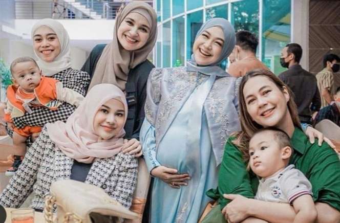 Potret Seleb di Momen Gender Reveal Anak Pertama Ria Ricis dan Teuku Ryan, Penuh Kejutan!
