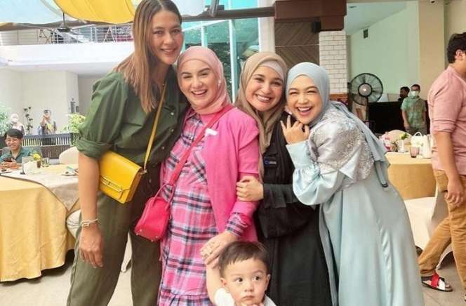 Potret Seleb di Momen Gender Reveal Anak Pertama Ria Ricis dan Teuku Ryan, Penuh Kejutan!