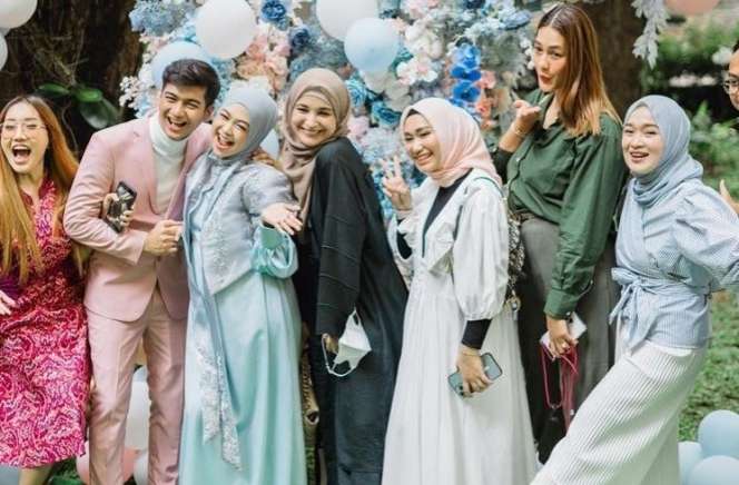 Potret Seleb di Momen Gender Reveal Anak Pertama Ria Ricis dan Teuku Ryan, Penuh Kejutan!