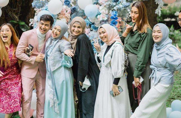 Potret Seleb di Momen Gender Reveal Anak Pertama Ria Ricis dan Teuku Ryan, Penuh Kejutan!