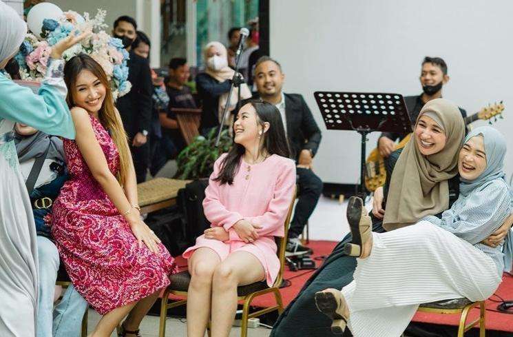 Potret Seleb di Momen Gender Reveal Anak Pertama Ria Ricis dan Teuku Ryan, Penuh Kejutan!