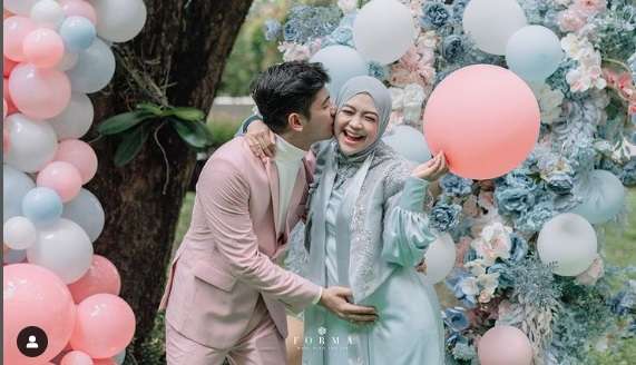 Potret Seleb di Momen Gender Reveal Anak Pertama Ria Ricis dan Teuku Ryan, Penuh Kejutan!