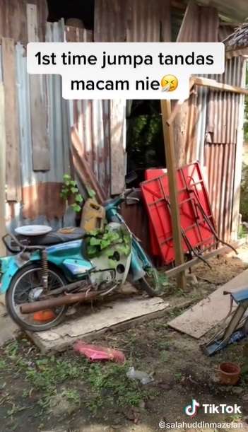 Potret Rumah Kakek Tua Dari Luar Bagai Gubuk, Ternyata Isinya Bikin Insecure!