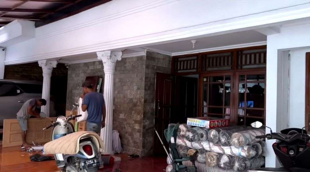 10 Adu Mewah Rumah Fuji VS Chandrika Chika, Beda Jauh Banget, Mana yang Lebih Tajir?