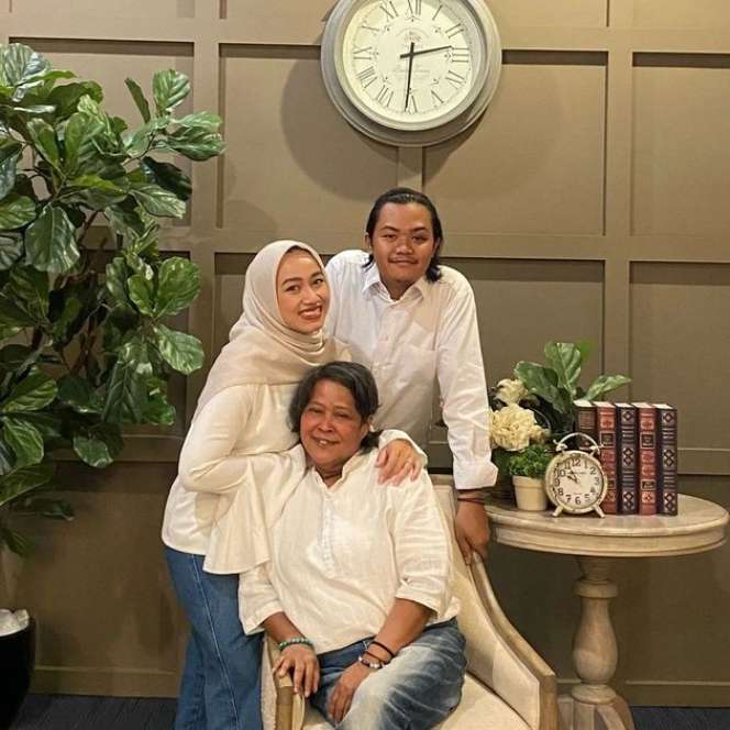 7 Potret Gracia Thalia Anak Angkat Suti Karno yang Jarang Tersorot!