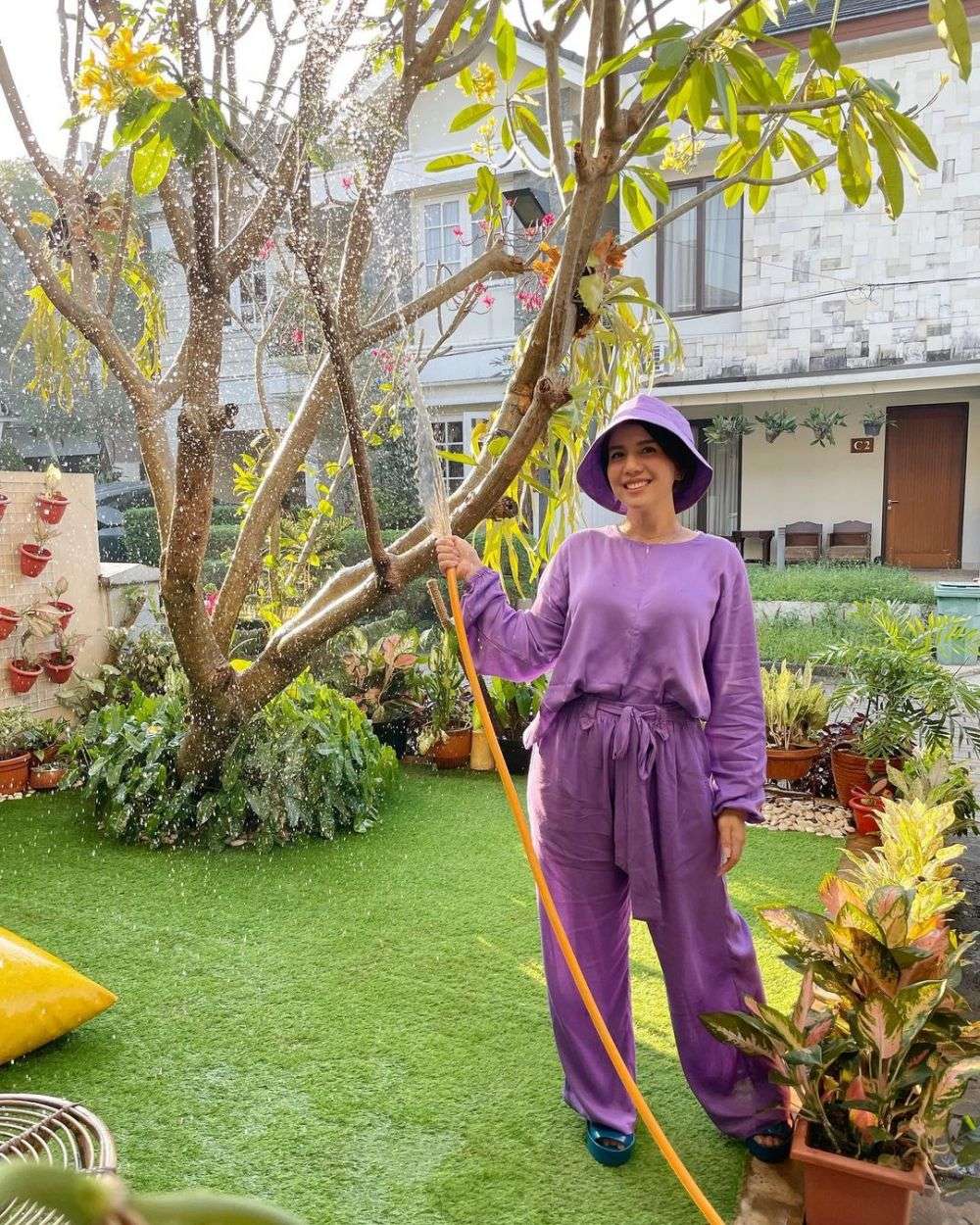 10 Potret Seleb Saat Asyik Berkebun, Gaya Ayu Ting Ting & Anya Geraldine ‘Hot’ Abis, Bikin Melek!