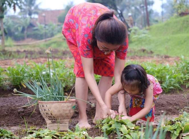 10 Potret Seleb Saat Asyik Berkebun, Gaya Ayu Ting Ting & Anya Geraldine ‘Hot’ Abis, Bikin Melek!