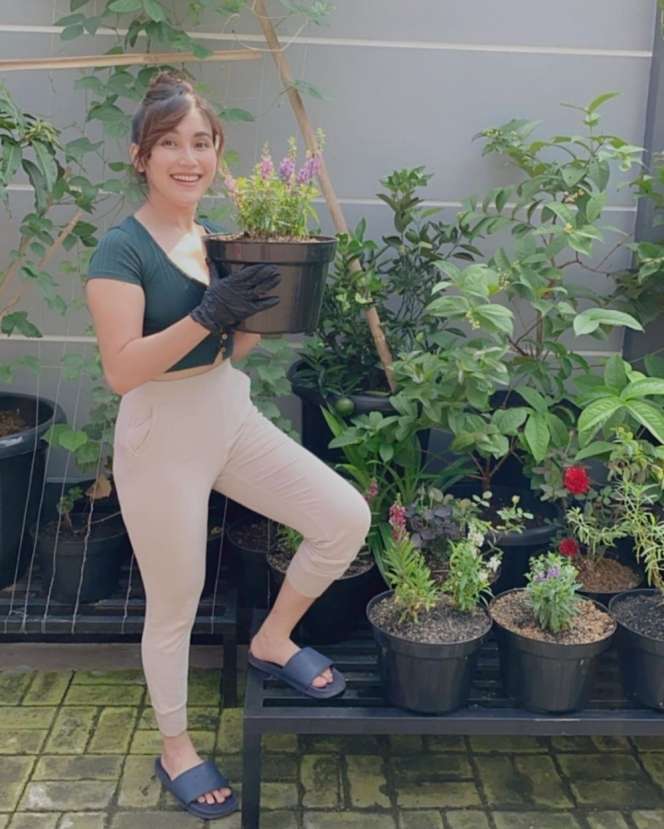10 Potret Seleb Saat Asyik Berkebun, Gaya Ayu Ting Ting & Anya Geraldine ‘Hot’ Abis, Bikin Melek!