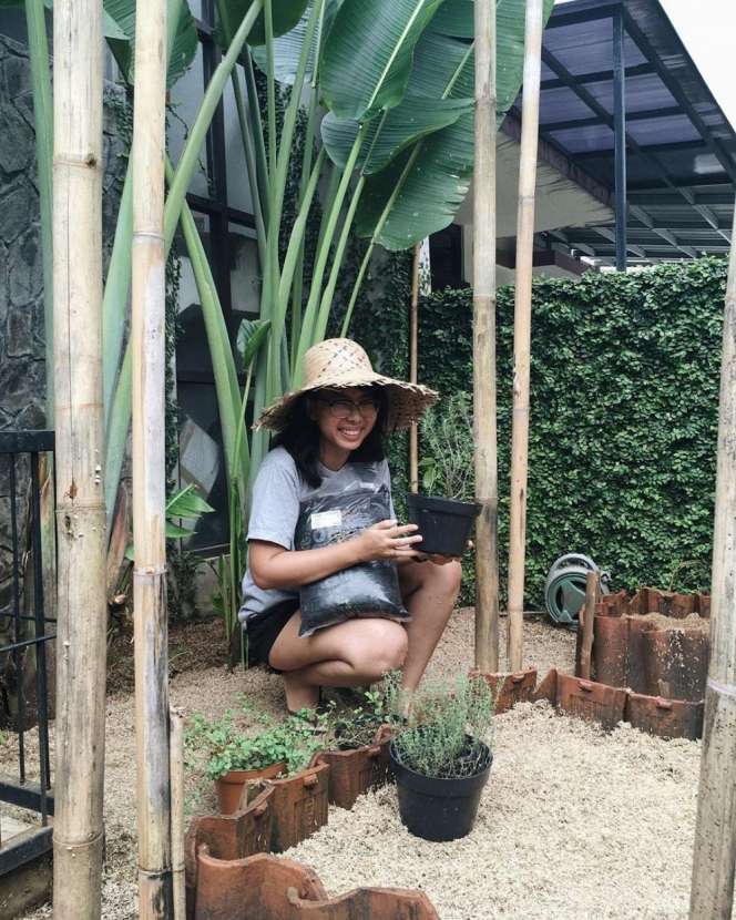 10 Potret Seleb Saat Asyik Berkebun, Gaya Ayu Ting Ting & Anya Geraldine ‘Hot’ Abis, Bikin Melek!