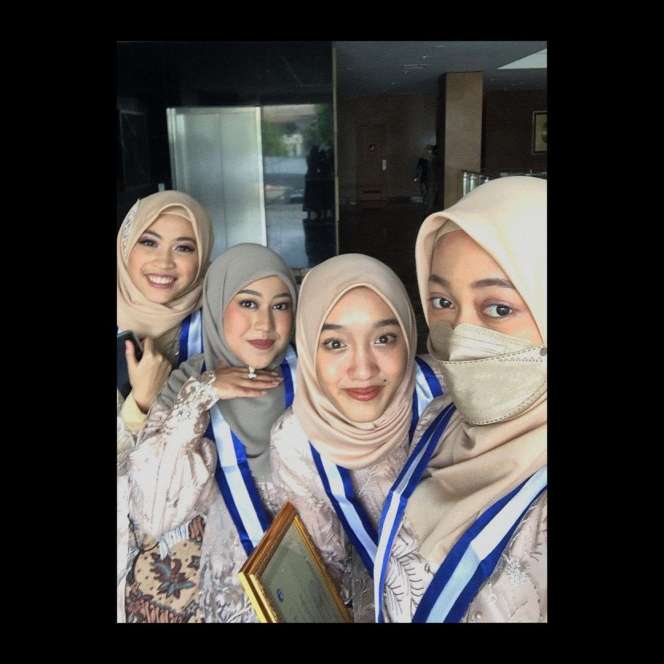 Potret Aisha Putri Sulung Duta Sheila On 7, Tampil Berhijab Saat Wisuda