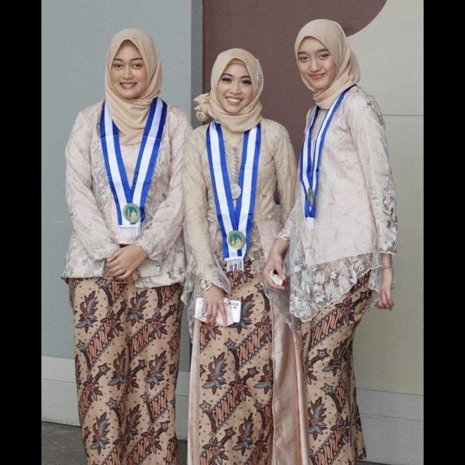 Potret Aisha Putri Sulung Duta Sheila On 7, Tampil Berhijab Saat Wisuda