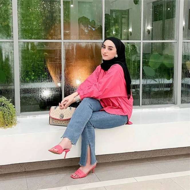 Gaya Hijabnya Tuai Komentar Pedas, Inilah Potret Dinan Nurfajrina yang Suka Perlihatkan Bagian Telinga!
