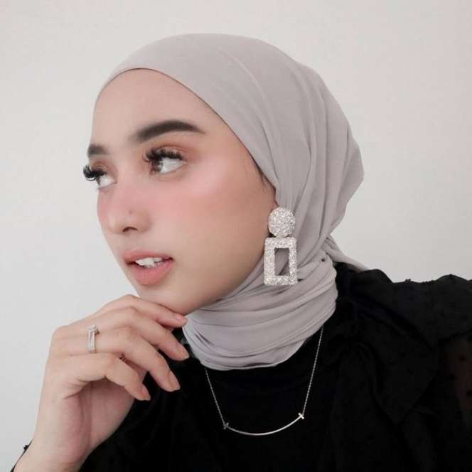 Gaya Hijabnya Tuai Komentar Pedas, Inilah Potret Dinan Nurfajrina yang Suka Perlihatkan Bagian Telinga!