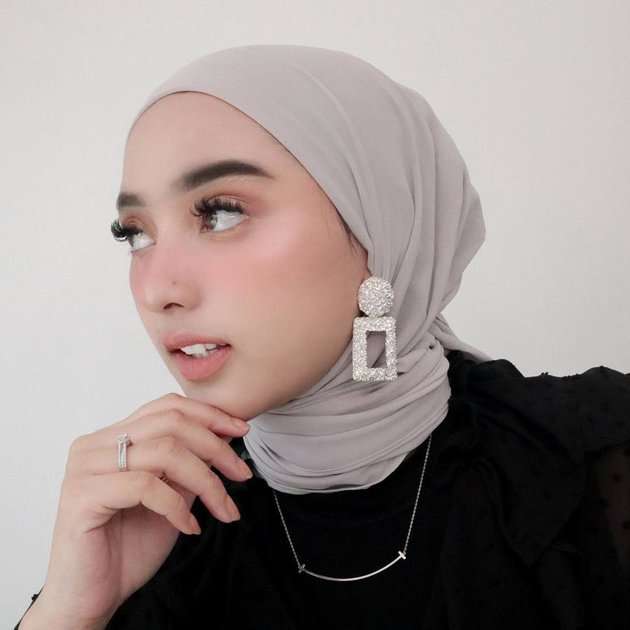 Gaya Hijabnya Tuai Komentar Pedas, Inilah Potret Dinan Nurfajrina yang Suka Perlihatkan Bagian Telinga!