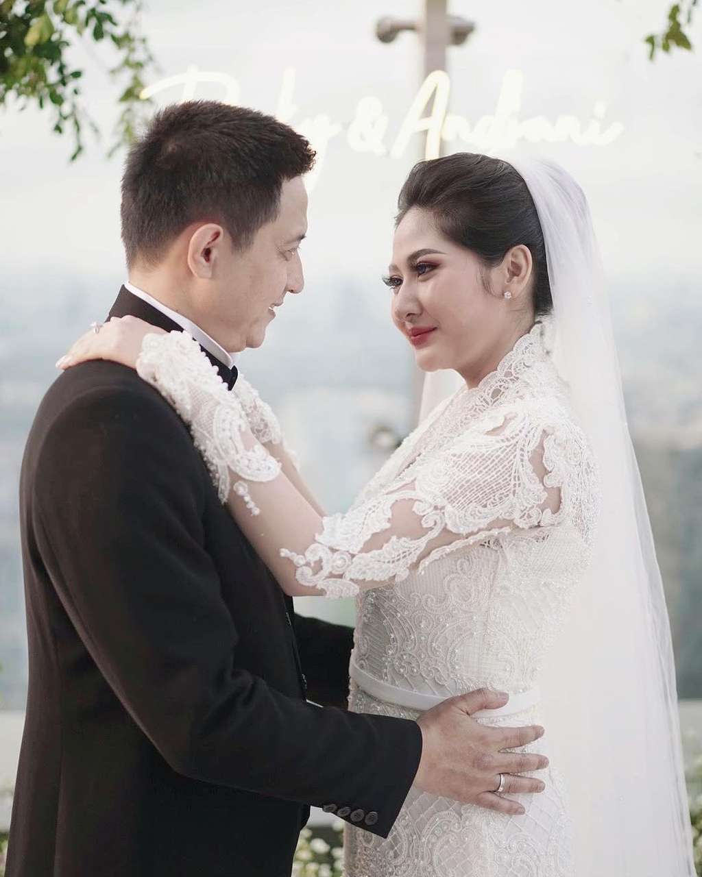10 Potret Cantiknya Cica Andjani, Istri Pebulutangkis Ricky Soebagdja yang Lebih Muda 26 Tahun, Ternyata Mantan Pramugari!