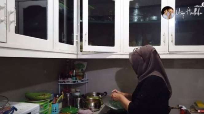 9 Potret Kondisi Rumah Mertua Ussy Sulistiawaty, Bak Bumi & Langit dengan Istana Megah Sang Menantu