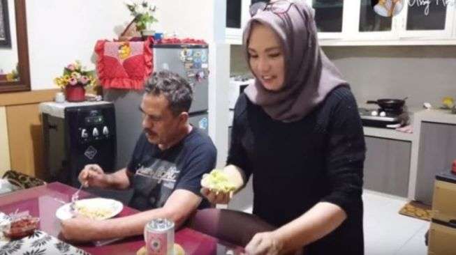 9 Potret Kondisi Rumah Mertua Ussy Sulistiawaty, Bak Bumi & Langit dengan Istana Megah Sang Menantu