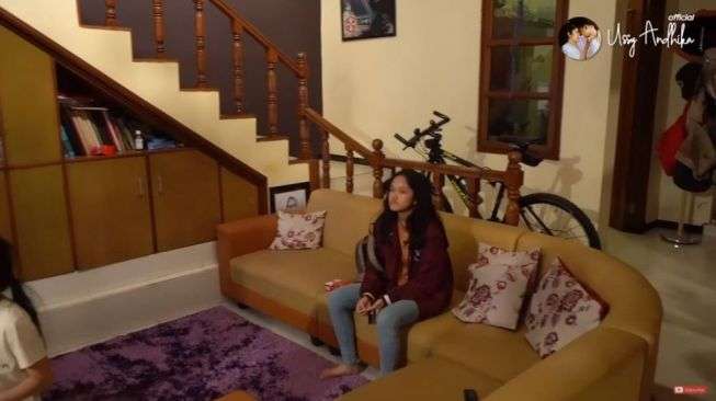 9 Potret Kondisi Rumah Mertua Ussy Sulistiawaty, Bak Bumi & Langit dengan Istana Megah Sang Menantu