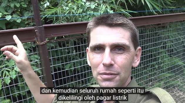 9 Potret Rumah Andrew Kalaweit ‘Tarsan Tampan’ yang Tinggal Di Tengah Hutan, Isinya Lengkap Banget!