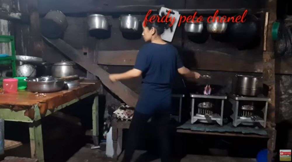 11 Potret Rumah Betrand Peto di NTT, Hanya Berdinding Kayu, Bak Bumi & Langit dengan Hunian Ruben Onsu