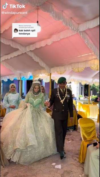 Viral Pernikahan Pasangan Beda Usia, Suami Sudah Jadi Tentara Saat Istri Masih Kelas 5 SD!