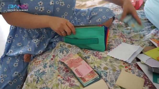 Momen Nagita Slavina Buka Amplop Tebal THR Rafathar dan Rayyanza 