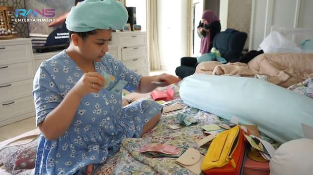 Momen Nagita Slavina Buka Amplop Tebal THR Rafathar dan Rayyanza 