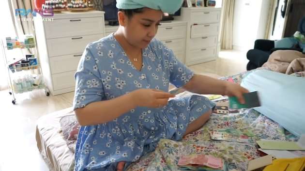 Momen Nagita Slavina Buka Amplop Tebal THR Rafathar dan Rayyanza 