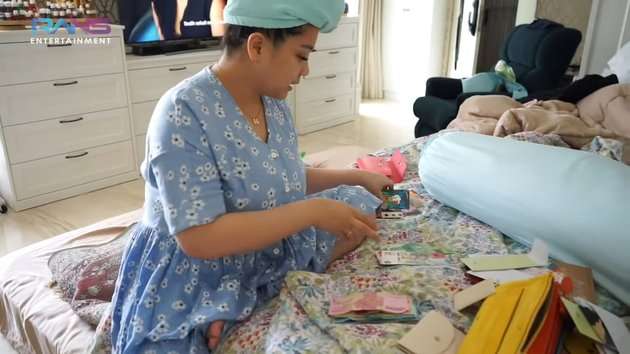 Momen Nagita Slavina Buka Amplop Tebal THR Rafathar dan Rayyanza 