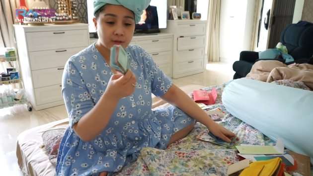 Momen Nagita Slavina Buka Amplop Tebal THR Rafathar dan Rayyanza 