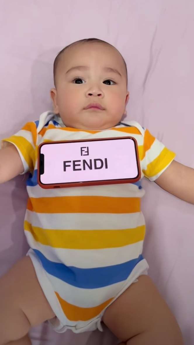 Potret Baby Rayyanza Ikut Fendi Challenge, Total Pakai OOTD Rp60 juta
