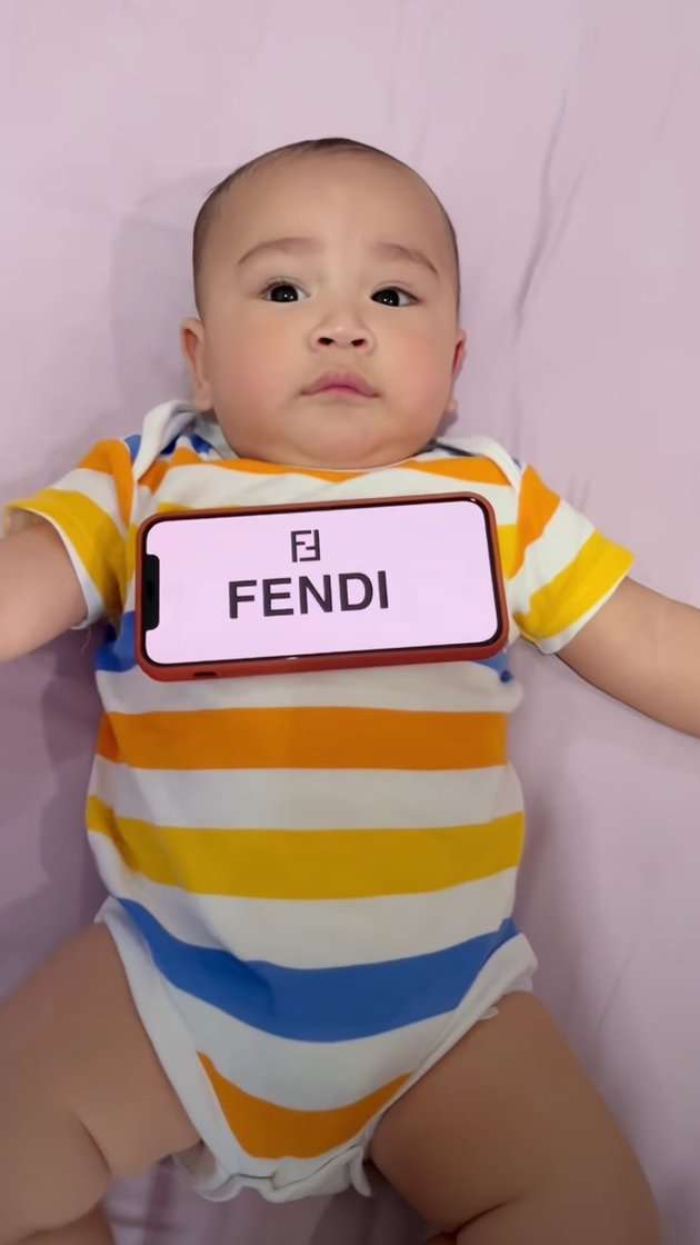 Potret Baby Rayyanza Ikut Fendi Challenge, Total Pakai OOTD Rp60 juta
