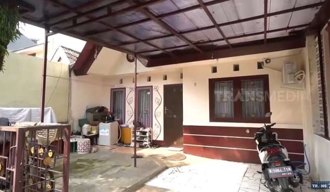 Potret Rumah Rp750 Juta Milik Elly Sugigi, Salfok Lihat Benda Ini di Halaman