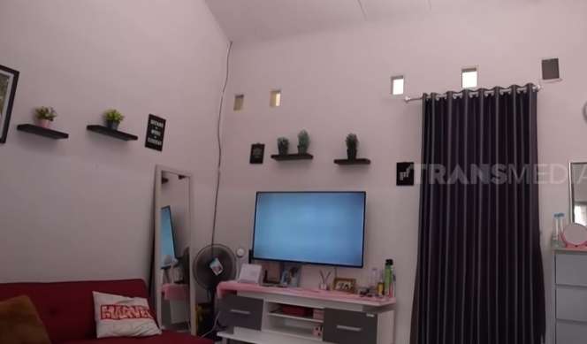 Potret Rumah Rp750 Juta Milik Elly Sugigi, Salfok Lihat Benda Ini di Halaman