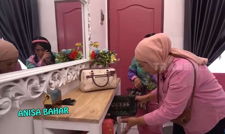 Potret Rumah Rp750 Juta Milik Elly Sugigi, Salfok Lihat Benda Ini di Halaman