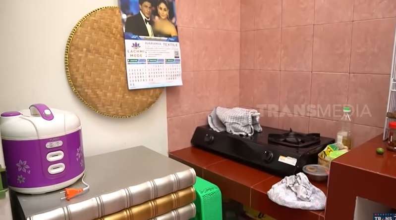 Potret Rumah Rp750 Juta Milik Elly Sugigi, Salfok Lihat Benda Ini di Halaman