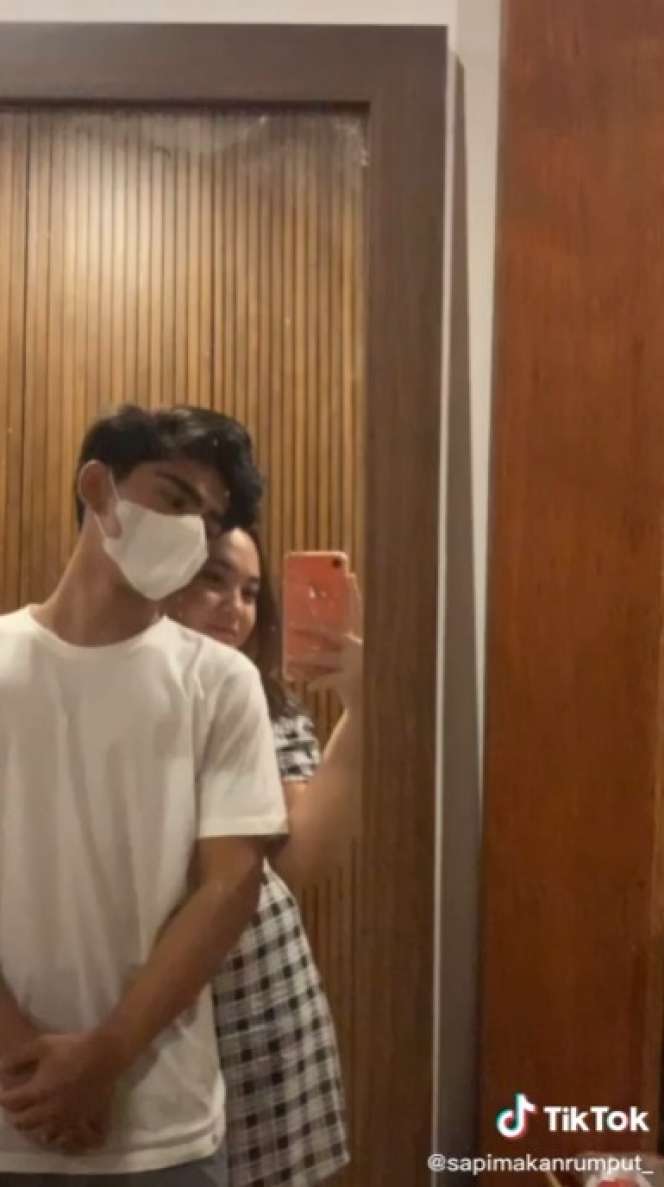 Potret Andrew Kalaweit ‘Tarsan Tampan’ dengan Kekasih Cantiknya