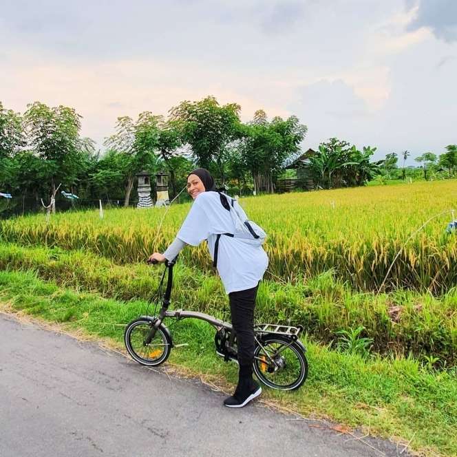 8 Potret Terbaru Dewi Hughes, Dulu Pernah Alami KDRT Hingga Keguguran, Kini Nasibnya Berubah Drastis!