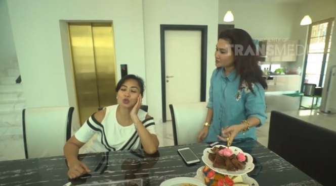 8 Potret Mewahnya Rumah Pedangdut Masidayu di Malaysia yang Jarang Tersorot, Ada Lift Pribadi!