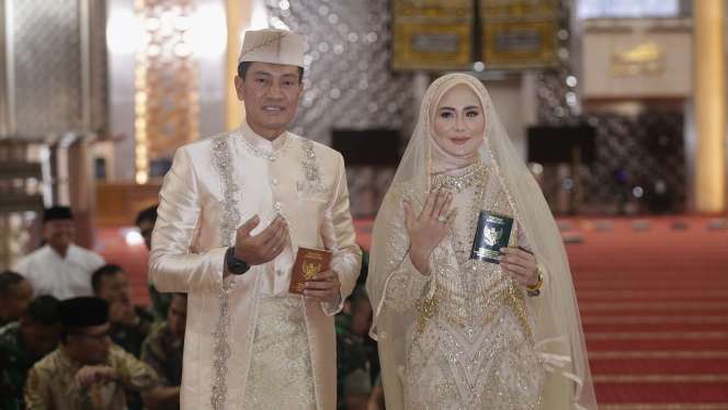 FOTO: Eks Istri Almarhum Herman Seventeen, Juliana Moechtar Resmi Dinikahi Perwira TNI