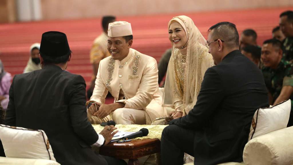 FOTO: Eks Istri Almarhum Herman Seventeen, Juliana Moechtar Resmi Dinikahi Perwira TNI