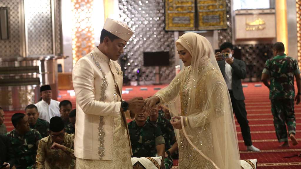 FOTO: Eks Istri Almarhum Herman Seventeen, Juliana Moechtar Resmi Dinikahi Perwira TNI