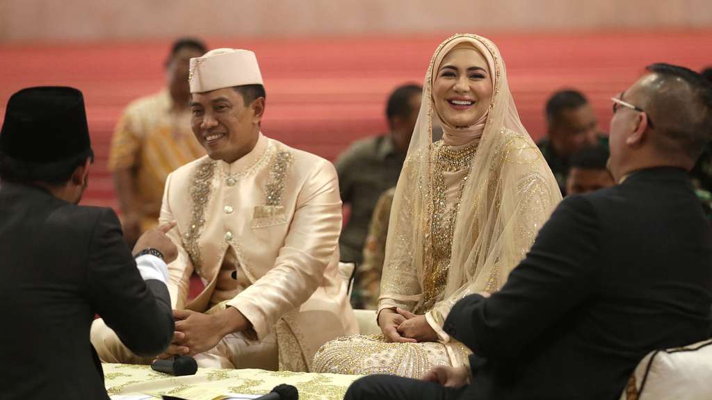FOTO: Eks Istri Almarhum Herman Seventeen, Juliana Moechtar Resmi Dinikahi Perwira TNI