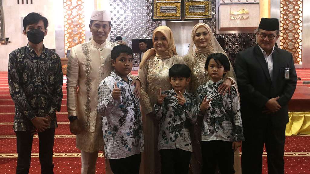 FOTO: Eks Istri Almarhum Herman Seventeen, Juliana Moechtar Resmi Dinikahi Perwira TNI