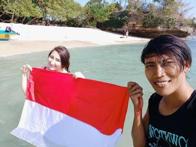 7 Potret Terbaru Bule Cantik Asal Austria yang Nikahi Tukang Sapu, Kini Takut Digunjing Tetangga!