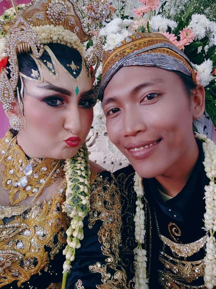 7 Potret Terbaru Bule Cantik Asal Austria yang Nikahi Tukang Sapu, Kini Takut Digunjing Tetangga!