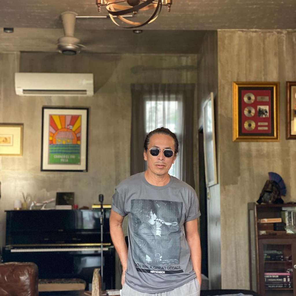 10 Potret Rumah Amy Search Pelantun Lagu ‘Isabella’, Bak Istana Rocker, Penuh Tempelan Gambar!
